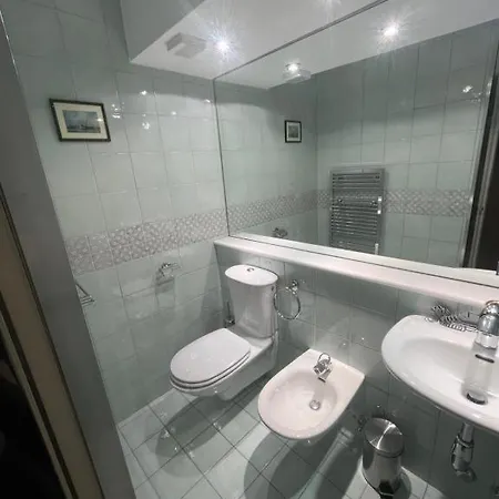 Vaste Pour 4 Personnes Avec Terrasse Et Piscine